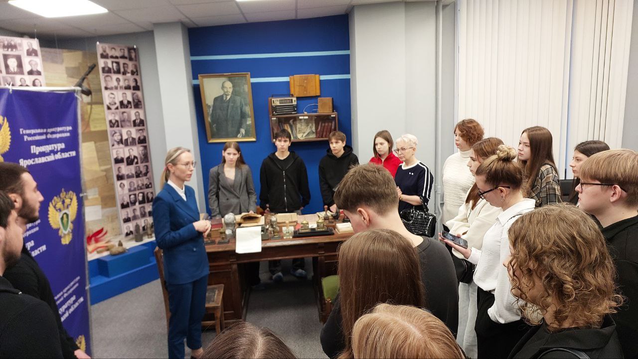 Студенты Университетского колледжа ЯрГУ им. П.Г. Демидова с преподавателем Еленой Юрченко посетили музей прокуратуры региона Студенты Университетского колледжа ЯрГУ им. П.Г. Демидова с преподавателем Еленой Юрченко посетили музей прокуратуры региона
