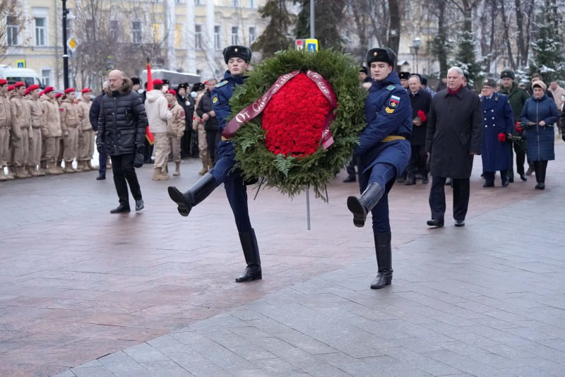 Сотрудники ярославской полиции приняли участие в памятных мероприятиях, посвященных Дню героев Отечества Сотрудники ярославской полиции приняли участие в памятных мероприятиях, посвященных Дню героев Отечества
