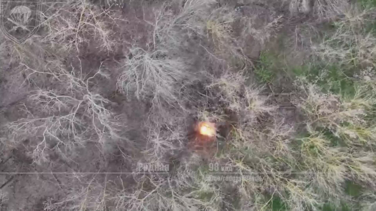 Ещё одна свежая подборка боевой работы FPV расчётов 299-го Ярославского полка на Херсонском направлении! Парни продолжают выявлять и уничтожать засевших в жилой застройке нацистов, сжигать вражеский транспорт и уничтожать...