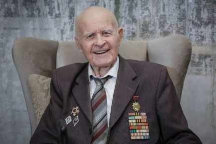 Дмитрий Рудаков: Герои рядом с нами.. . В день Героев Отечества хочу поздравить Петра Маркеловича Давыденко. Настоящий герой, невероятной судьбы человек. Лично знаком с Петром Маркеловичем, с большим удовольствием с ним...