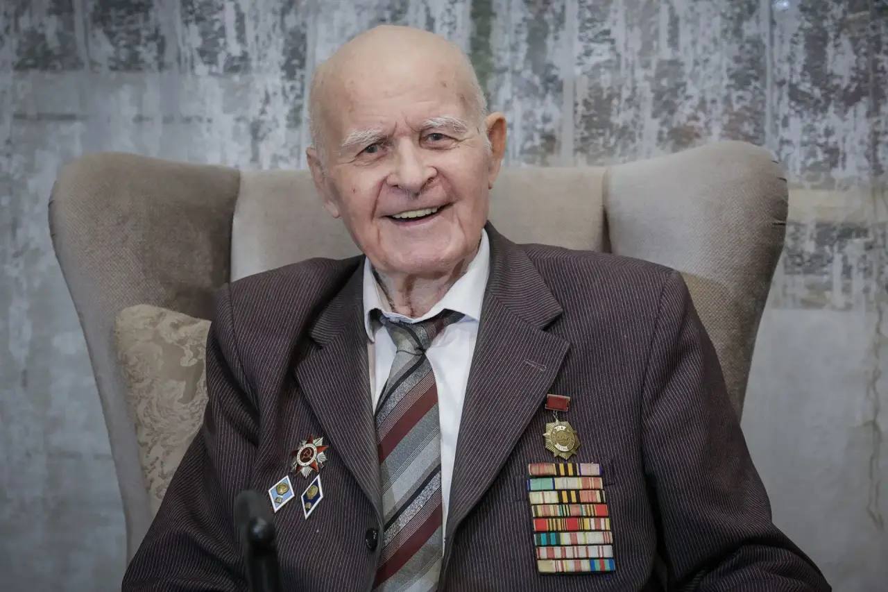 Дмитрий Рудаков: Герои рядом с нами.. . В день Героев Отечества хочу поздравить Петра Маркеловича Давыденко. Настоящий герой, невероятной судьбы человек. Лично знаком с Петром Маркеловичем, с большим удовольствием с ним...