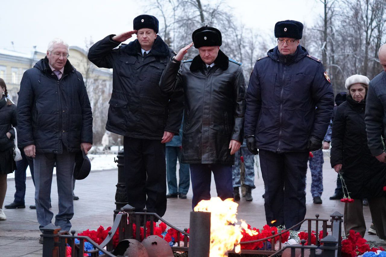 Первый заместитель прокурора Ярославской области Алексей Путилов принял участие торжественной церемонии возложения цветов к мемориалу «Вечный огонь», посвященной Дню Героев Отечества Первый заместитель прокурора Ярославской области Алексей Путилов принял участие торжественной церемонии возложения цветов к мемориалу «Вечный огонь», посвященной Дню Героев Отечества