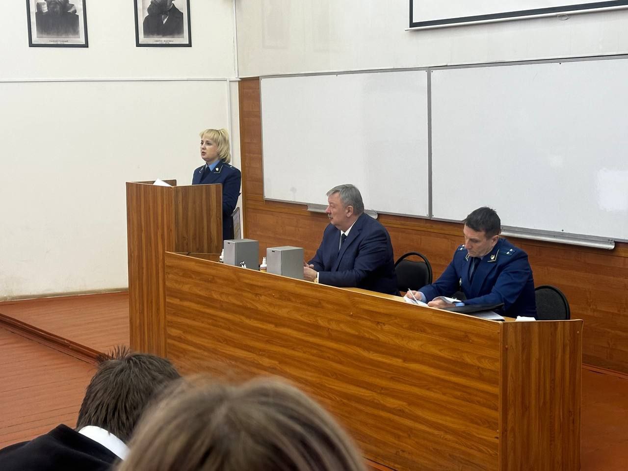 Сегодня, в Международный день борьбы с коррупцией, и.о. прокурора Красноперекопского района Владимир Кабешов и старший помощник прокурора района Мария Постникова провели лекцию для студентов 1 курса Ярославского... Сегодня, в Международный день борьбы с коррупцией, и.о. прокурора Красноперекопского района Владимир Кабешов и старший помощник прокурора района Мария Постникова провели лекцию для студентов 1 курса Ярославского...