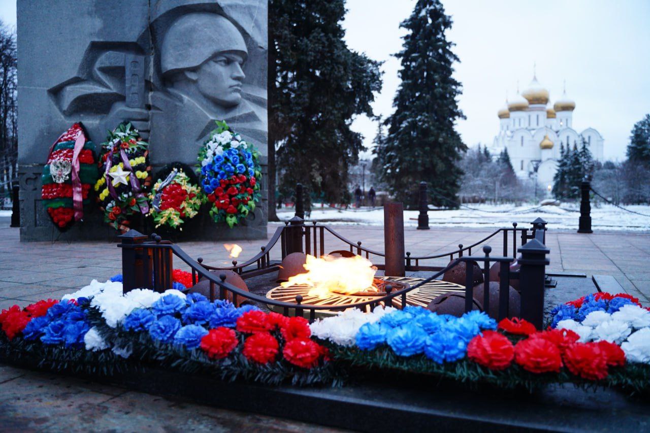 Первый заместитель прокурора Ярославской области Алексей Путилов принял участие торжественной церемонии возложения цветов к мемориалу «Вечный огонь», посвященной Дню Героев Отечества Первый заместитель прокурора Ярославской области Алексей Путилов принял участие торжественной церемонии возложения цветов к мемориалу «Вечный огонь», посвященной Дню Героев Отечества