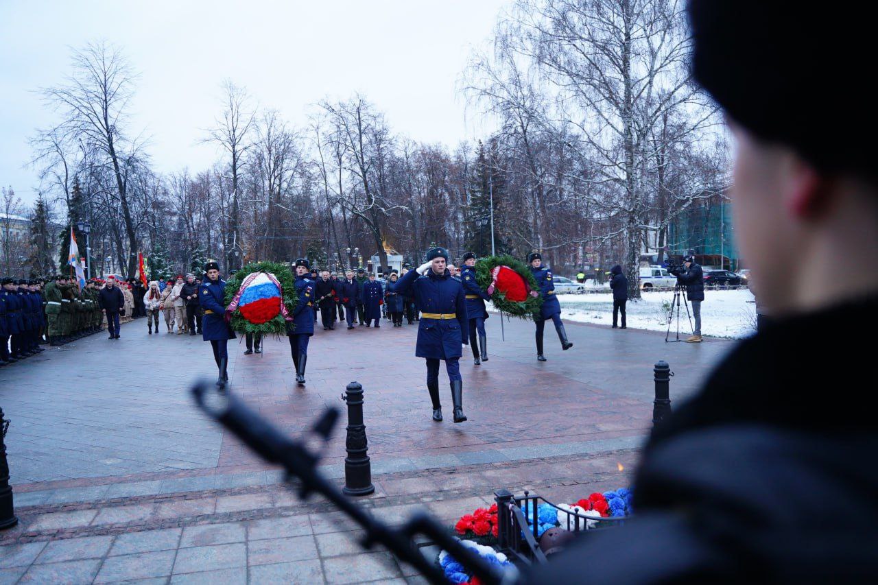 Первый заместитель прокурора Ярославской области Алексей Путилов принял участие торжественной церемонии возложения цветов к мемориалу «Вечный огонь», посвященной Дню Героев Отечества Первый заместитель прокурора Ярославской области Алексей Путилов принял участие торжественной церемонии возложения цветов к мемориалу «Вечный огонь», посвященной Дню Героев Отечества