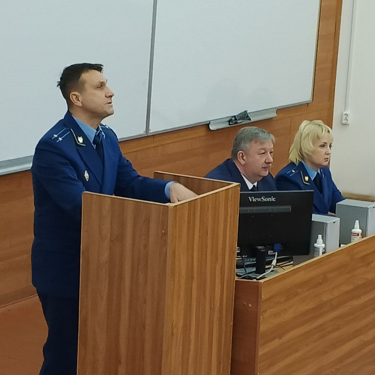 Сегодня, в Международный день борьбы с коррупцией, и.о. прокурора Красноперекопского района Владимир Кабешов и старший помощник прокурора района Мария Постникова провели лекцию для студентов 1 курса Ярославского... Сегодня, в Международный день борьбы с коррупцией, и.о. прокурора Красноперекопского района Владимир Кабешов и старший помощник прокурора района Мария Постникова провели лекцию для студентов 1 курса Ярославского...