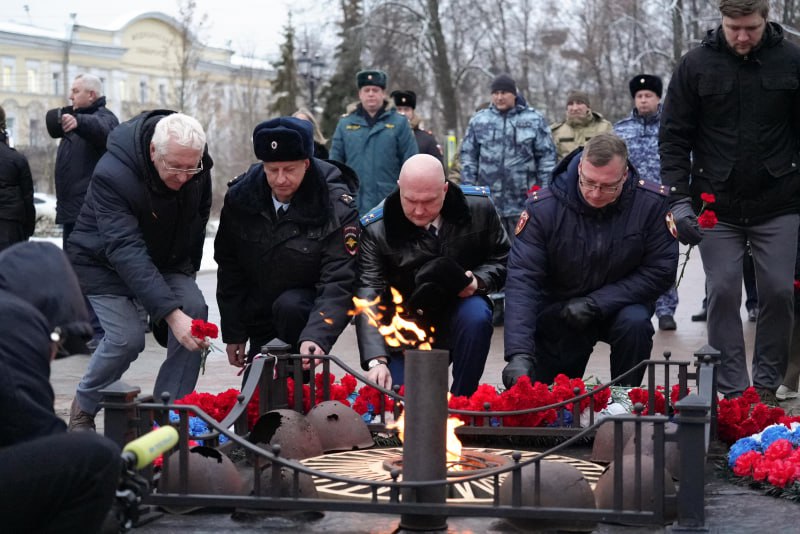 Сотрудники ярославской полиции приняли участие в памятных мероприятиях, посвященных Дню героев Отечества Сотрудники ярославской полиции приняли участие в памятных мероприятиях, посвященных Дню героев Отечества