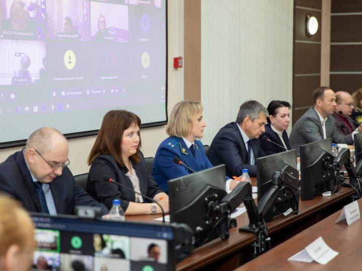 Прокурор отдела по надзору за исполнением законодательства о противодействии коррупции Елена Бекенева приняла участие в организованном Правительством региона семинаре-совещании, посвящённом международному дню борьбы с... Прокурор отдела по надзору за исполнением законодательства о противодействии коррупции Елена Бекенева приняла участие в организованном Правительством региона семинаре-совещании, посвящённом международному дню борьбы с...