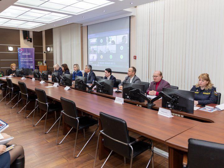 Прокурор отдела по надзору за исполнением законодательства о противодействии коррупции Елена Бекенева приняла участие в организованном Правительством региона семинаре-совещании, посвящённом международному дню борьбы с... Прокурор отдела по надзору за исполнением законодательства о противодействии коррупции Елена Бекенева приняла участие в организованном Правительством региона семинаре-совещании, посвящённом международному дню борьбы с...