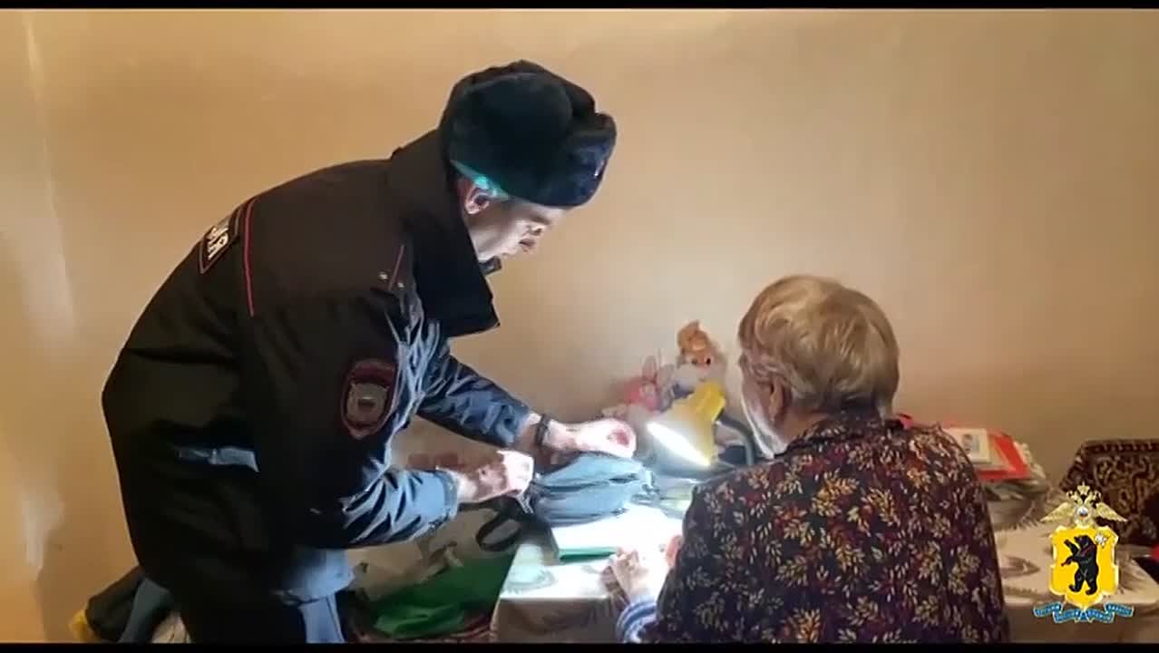В Рыбинске сотрудники МВД России вернули 85-летней пенсионерке сумку с деньгами