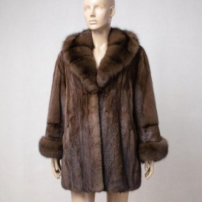 Полицией Кировского района задержан подозреваемый в краже шубы из торгового центра