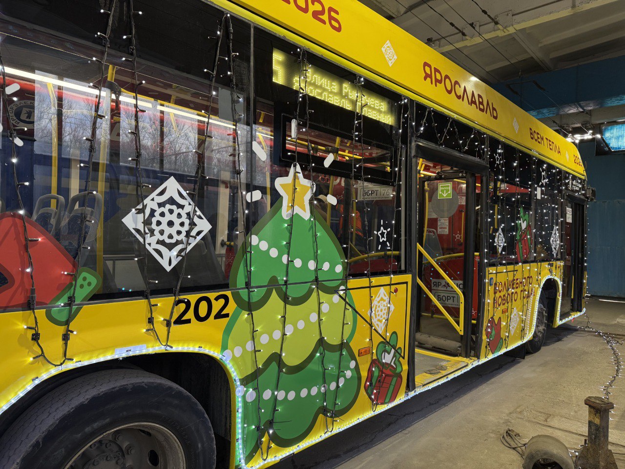 В Ярославле приступили к украшению «Волшебного троллейбуса» В Ярославле приступили к украшению «Волшебного троллейбуса»