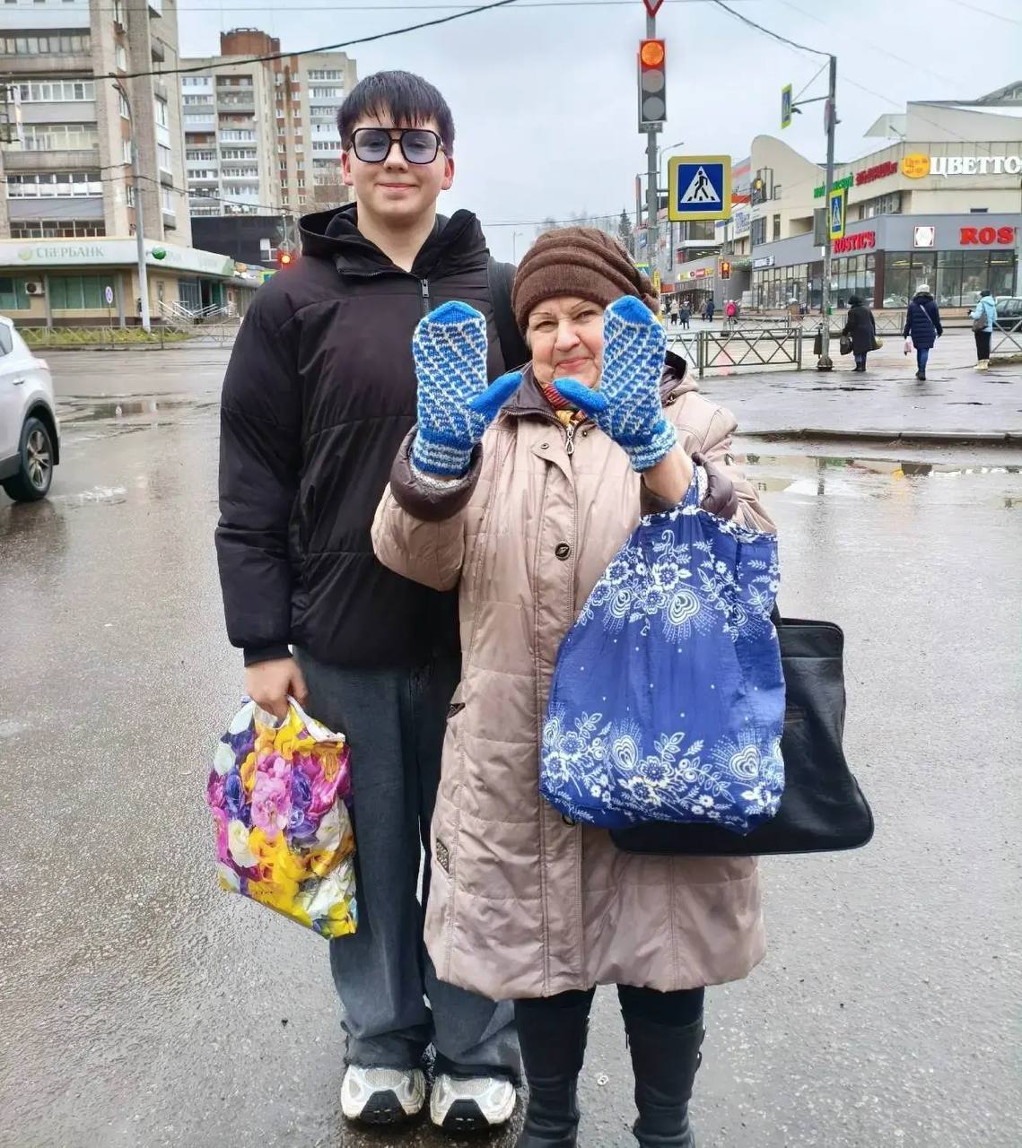 Дмитрий Рудаков: Для тепла и добра.. Трогательную акцию запустили накануне Нового года студенты Рыбинского педагогического колледжа. Будущие воспитатели и учителя дарят пожилым жителям варежки с пожеланиями здоровья в... Дмитрий Рудаков: Для тепла и добра.. Трогательную акцию запустили накануне Нового года студенты Рыбинского педагогического колледжа. Будущие воспитатели и учителя дарят пожилым жителям варежки с пожеланиями здоровья в...