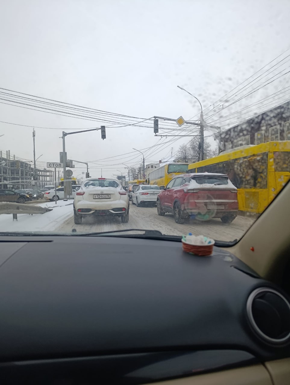 Дорожная обстановка на одной из главных магистралей города осложнена