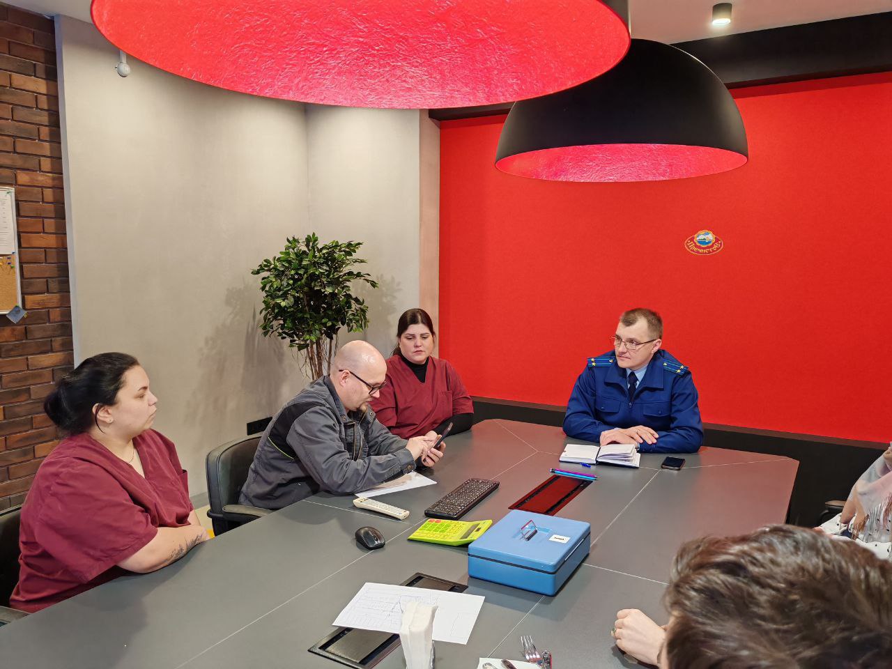 Прокурор Первомайского района Дмитрий Борисов встретился с работниками производственного предприятия ООО «Пречистенский молочный продукт» Прокурор Первомайского района Дмитрий Борисов встретился с работниками производственного предприятия ООО «Пречистенский молочный продукт»