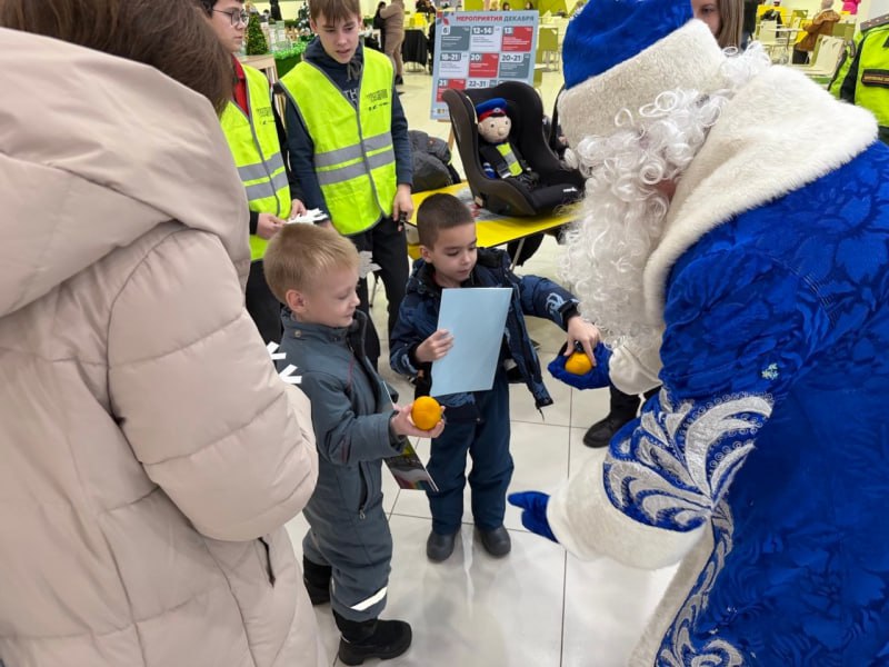 В Ярославле полицейский Дед Мороз принял участие в акции «Перевози ребенка правильно» В Ярославле полицейский Дед Мороз принял участие в акции «Перевози ребенка правильно»