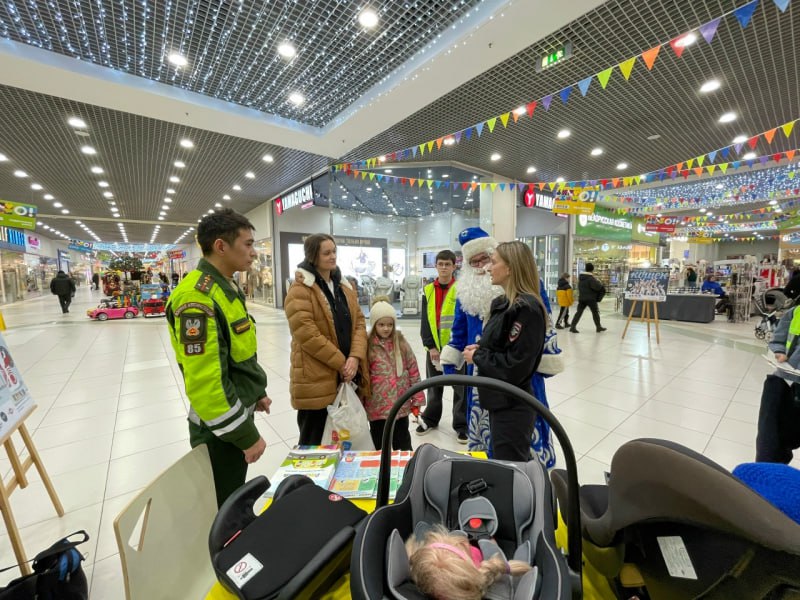 В Ярославле полицейский Дед Мороз принял участие в акции «Перевози ребенка правильно» В Ярославле полицейский Дед Мороз принял участие в акции «Перевози ребенка правильно»
