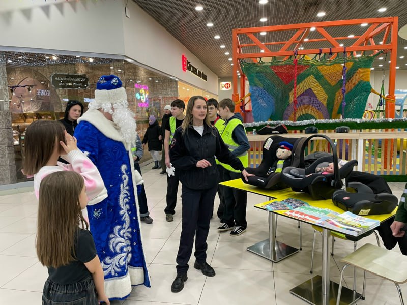 В Ярославле полицейский Дед Мороз принял участие в акции «Перевози ребенка правильно» В Ярославле полицейский Дед Мороз принял участие в акции «Перевози ребенка правильно»