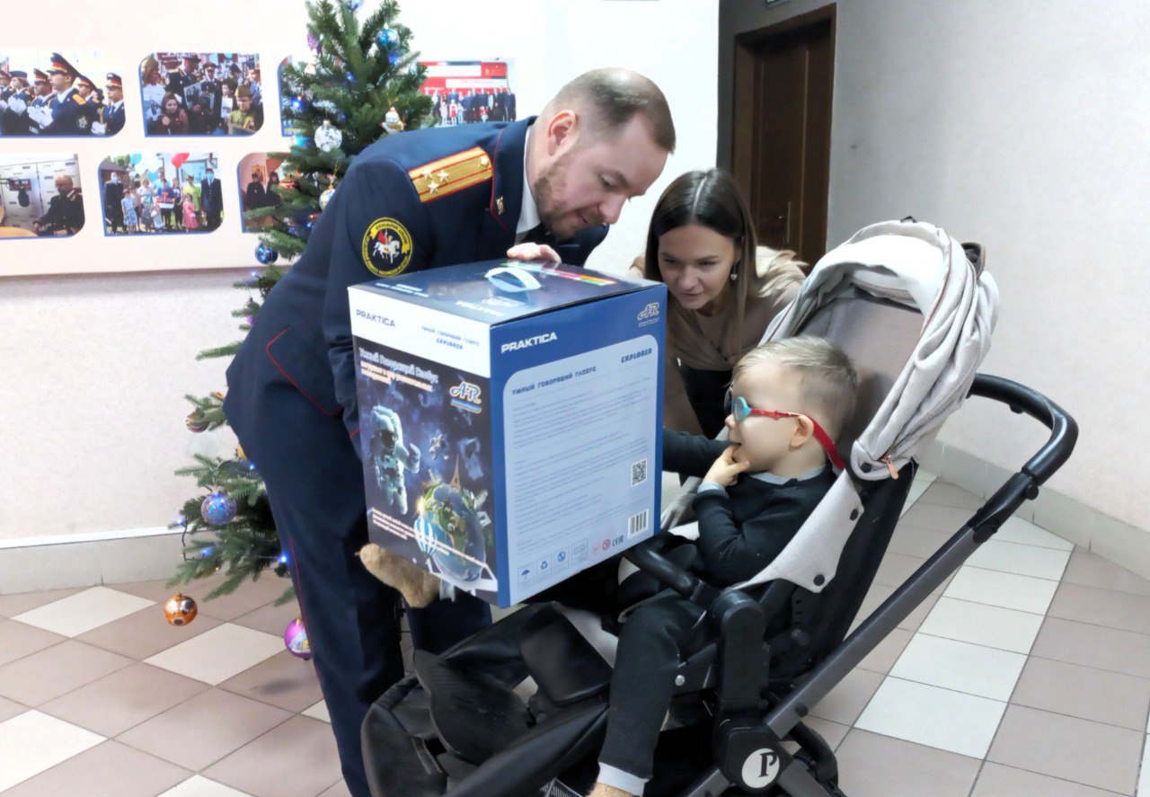 В рамках Всероссийской акции «Ёлка желаний» руководитель регионального следственного управления исполнил мечту маленького жителя города Ярославля В рамках Всероссийской акции «Ёлка желаний» руководитель регионального следственного управления исполнил мечту маленького жителя города Ярославля