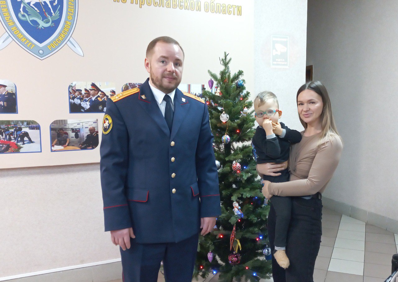 В рамках Всероссийской акции «Ёлка желаний» руководитель регионального следственного управления исполнил мечту маленького жителя города Ярославля В рамках Всероссийской акции «Ёлка желаний» руководитель регионального следственного управления исполнил мечту маленького жителя города Ярославля