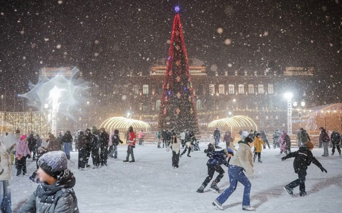 Покататься на коньках и встретить новый год у главной городской елки