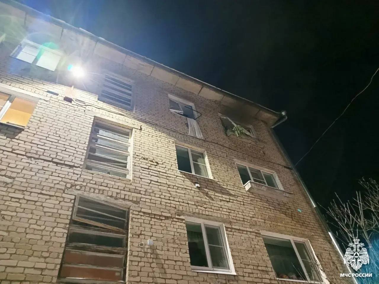 Есть пострадавшая: в жилом доме Ярославской области загорелась стиральная машина