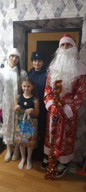 В рамках акции «Полицейский Дед Мороз» сотрудники городских отделов полиции поздравили юных ярославцев с Новым годом