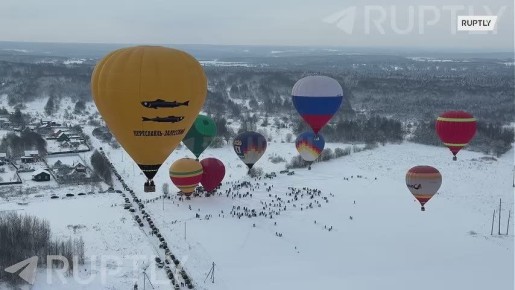 «Яблоки на снегу»: в Переславле-Залесском прошел традиционный фестиваль воздухоплавания — десятки ярких аэростатов раскрасили небо над старинным русским городом