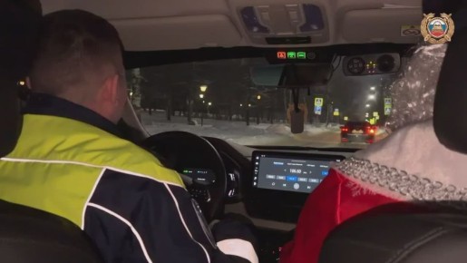 Новогодние праздники – это время чудес, волшебства и, конечно же, подарков! В канун Рождества на дороги города Ярославля вышел Полицейский Дед Мороз, чтобы поздравить юных участников дорожного движения и их родителей с...