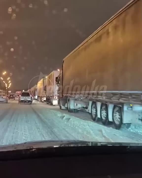 Автобусы вывозят людей с Ярославского шоссе, где они застряли на семь часов