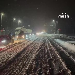 До 16 часов стояли водители в пробках на федеральных трассах из-за сильного снегопада — люди делились бензином, чтобы доехать домой