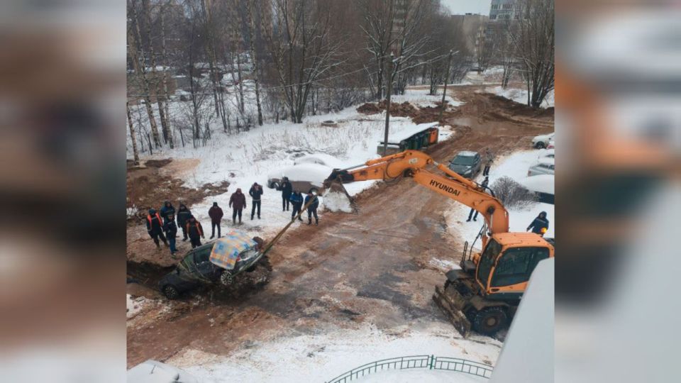 В Ярославле из-за коммунальной аварии под землю ушла машина