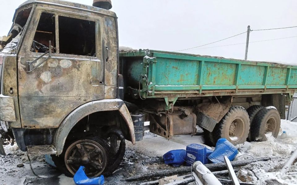 В Тутаевском округе сгорел гараж и техника в нем