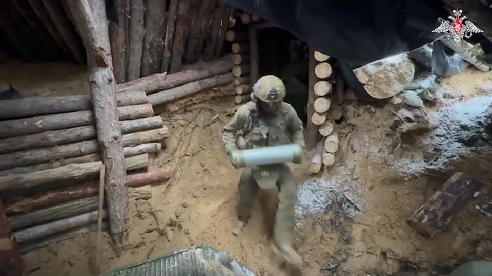 Минобороны России: Прямое попадание. Артиллерийские подразделения 120-мм самоходных орудий 2С9 «Нона-С» Ярославских десантников группировки «Днепр» уничтожили пункт управления БПЛА на правом берегу Днепра в Херсонской области