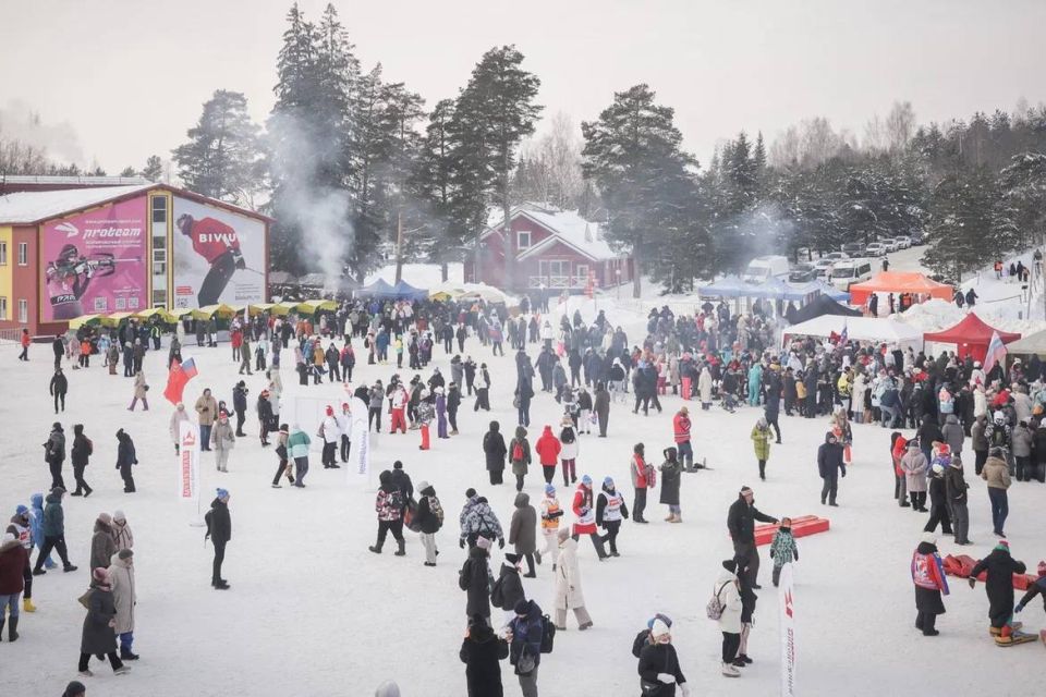 Дмитрий Рудаков: · Более 150 спортсменов вышли на деминские трассы в прошедшие выходные · Более 18 тысяч зрителей и болельщиков приветствовали их на трибуне · Десятки артистов и художественных...