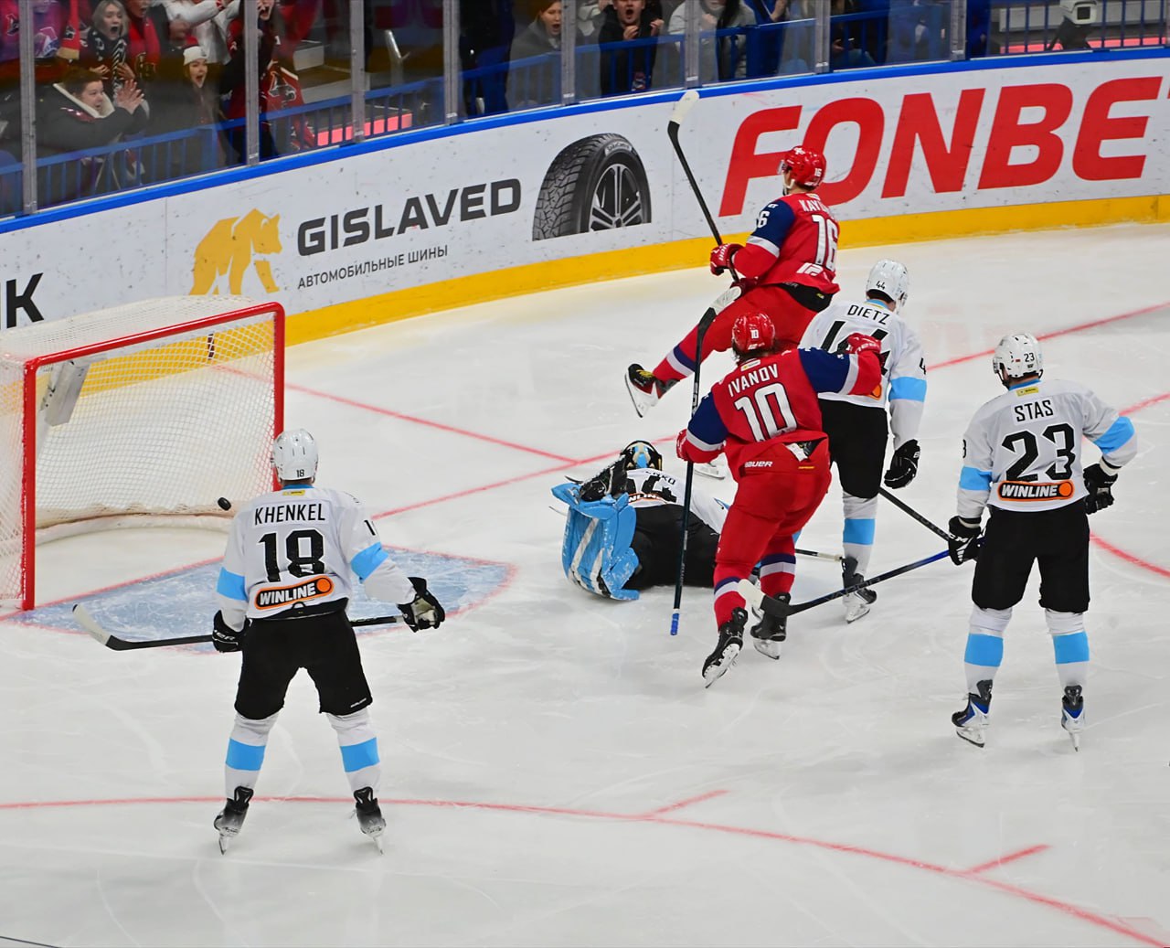 Ярославский "Локомотив" матчем против минского "Динамо" закончил первую домашнюю серию этого года Ярославский "Локомотив" матчем против минского "Динамо" закончил первую домашнюю серию этого года