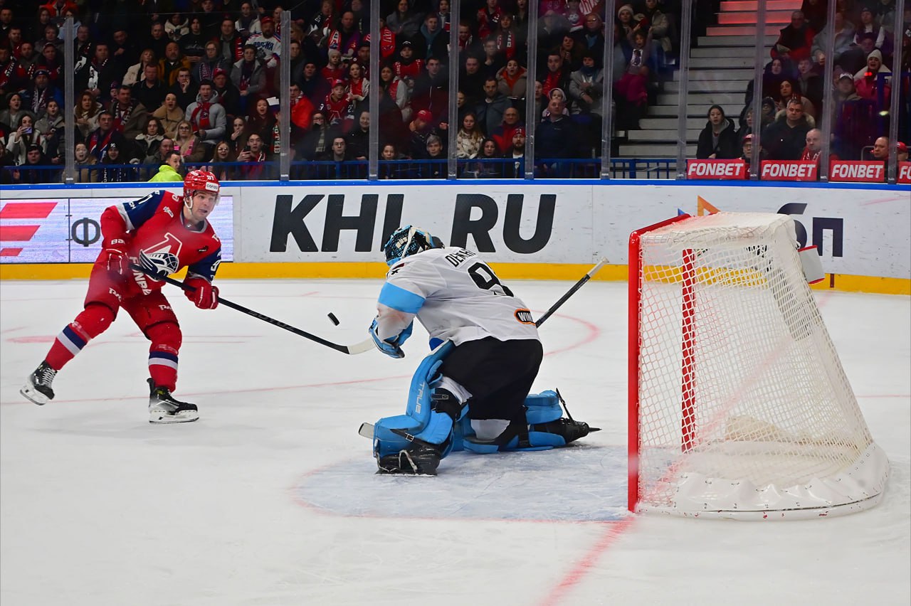 Ярославский "Локомотив" матчем против минского "Динамо" закончил первую домашнюю серию этого года Ярославский "Локомотив" матчем против минского "Динамо" закончил первую домашнюю серию этого года