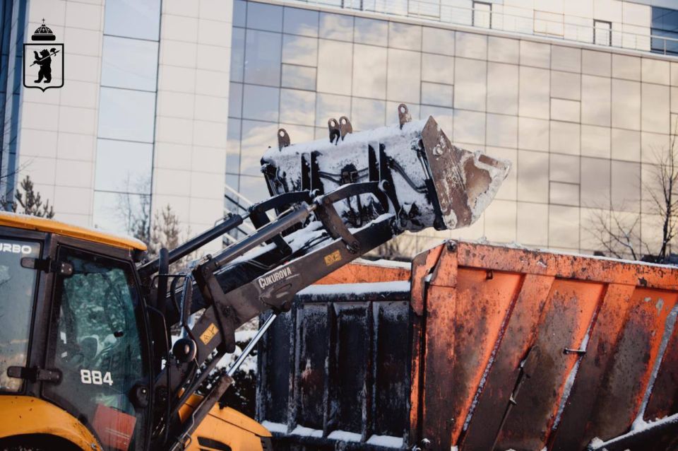 Уважаемые ярославцы!. С 20:00 22 января до 06:00 23 января на улице Республиканской на участке от проспекта Октября до Октябрьской площади будет производиться вывоз снега