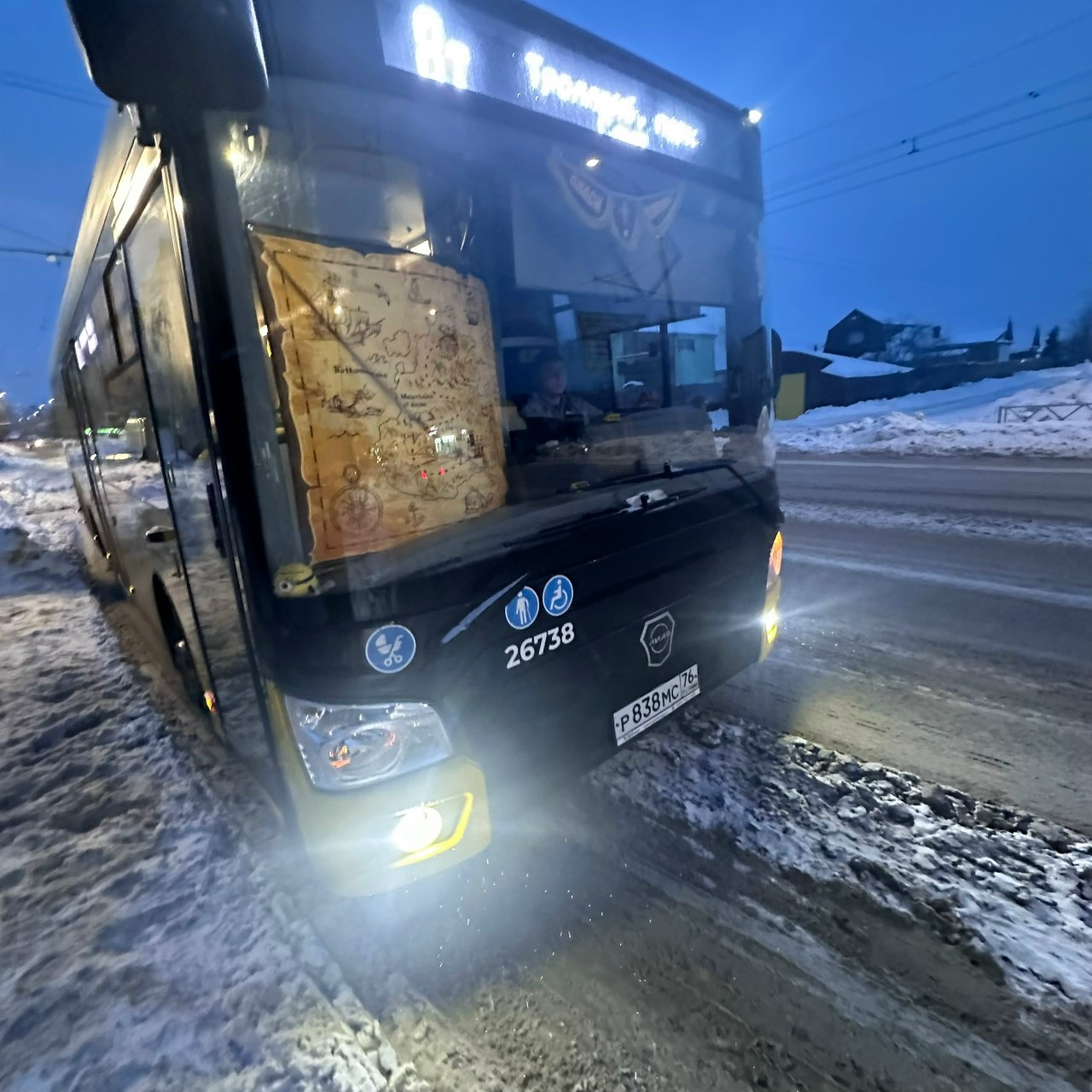 В Рыбинске водители стали закрывать передние стёкла автобусов кто во что горазд — в ход пошла даже икона В Рыбинске водители стали закрывать передние стёкла автобусов кто во что горазд — в ход пошла даже икона