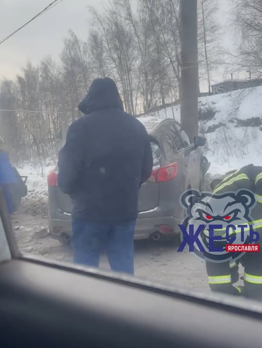 В Дзержинском районе Ярославля в ДТП пострадали три человека В Дзержинском районе Ярославля в ДТП пострадали три человека
