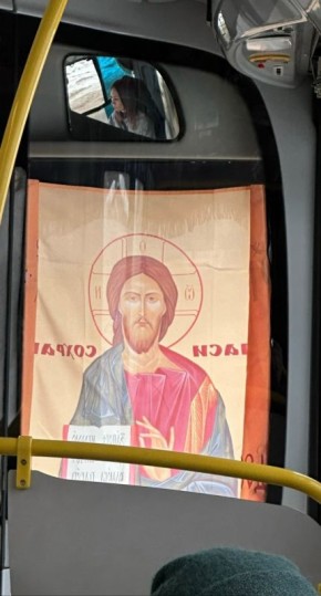 В Рыбинске водители стали закрывать передние стёкла автобусов кто во что горазд — в ход пошла даже икона