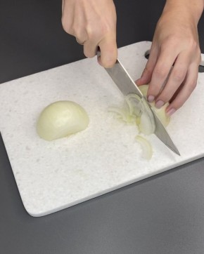 Новый взгляд на огуречный салат: как удивить гостей простыми ингредиентами