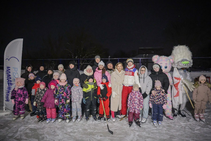 В Копаево открыли ледовую площадку В Копаево открыли ледовую площадку