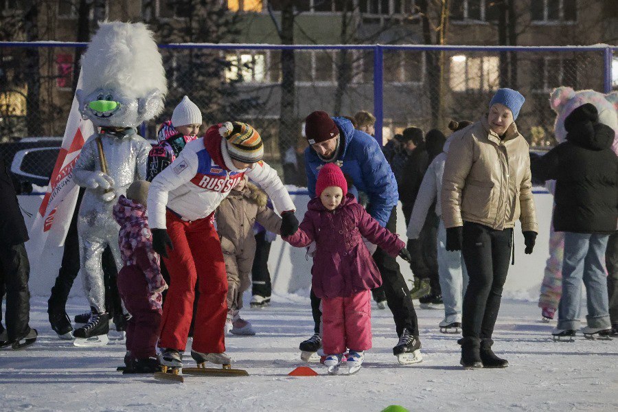 В Копаево открыли ледовую площадку В Копаево открыли ледовую площадку