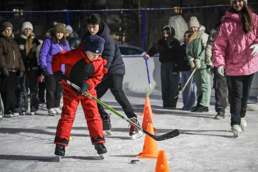 В Копаево открыли ледовую площадку