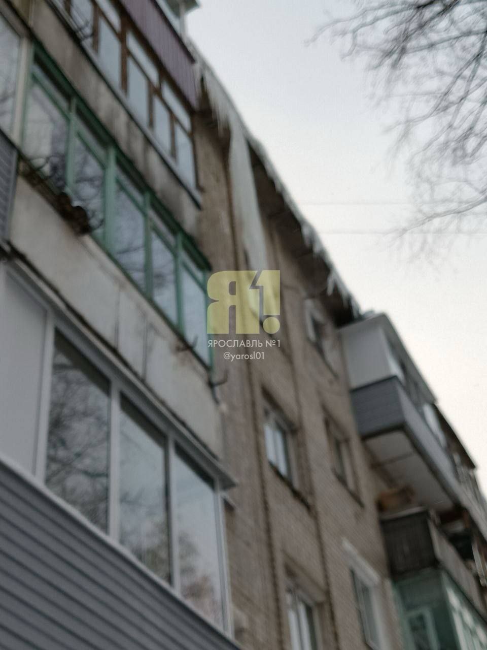 После вмешательства прокуратуры Фрунзенского района г. Ярославля управляющая компания устранила наледь на крыше дома После вмешательства прокуратуры Фрунзенского района г. Ярославля управляющая компания устранила наледь на крыше дома