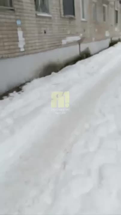После вмешательства прокуратуры Фрунзенского района г. Ярославля управляющая компания устранила наледь на крыше дома