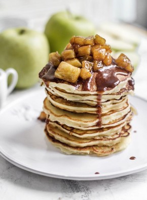 Яблочные оладьи с корицей и карамелью: спокойное удовольствие на каждый день