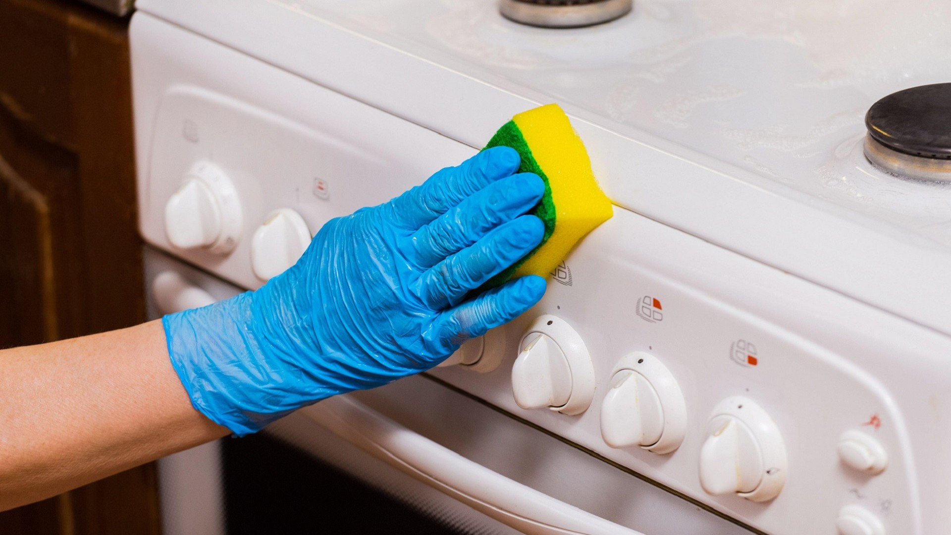 Отмоете ручки плиты от жира в два счета: просто возьмите эти 2 копеечных средства