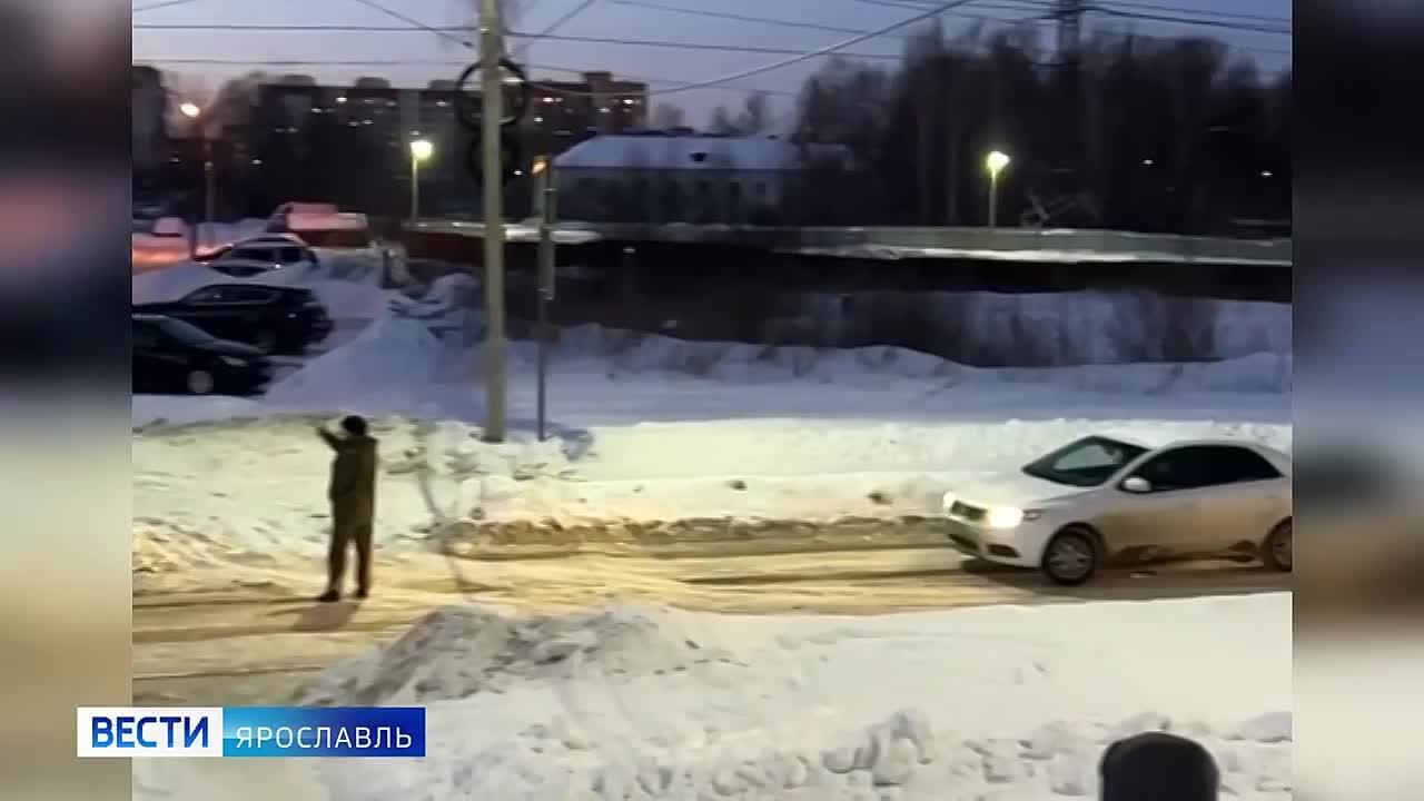 В Ярославле на улице Пашуковской парализовало движение